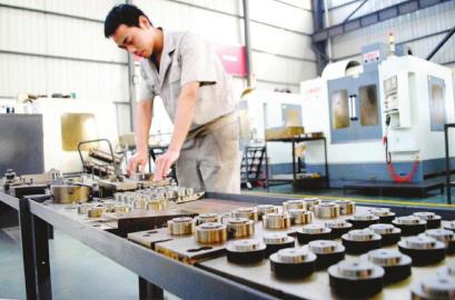 　　泸州高新区生产车间，工人正在检查刚生产出来的液压设备配件 曾业 摄